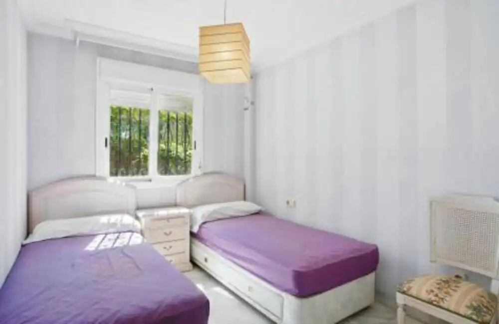Habitación de Planta baja en venta en Marbella con Aire acondicionado, Terraza y Piscina