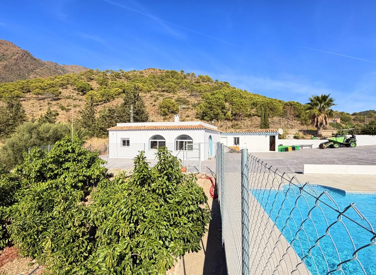 Vista exterior de Casa o xalet en venda en Estepona amb Jardí privat, Terrassa i Piscina