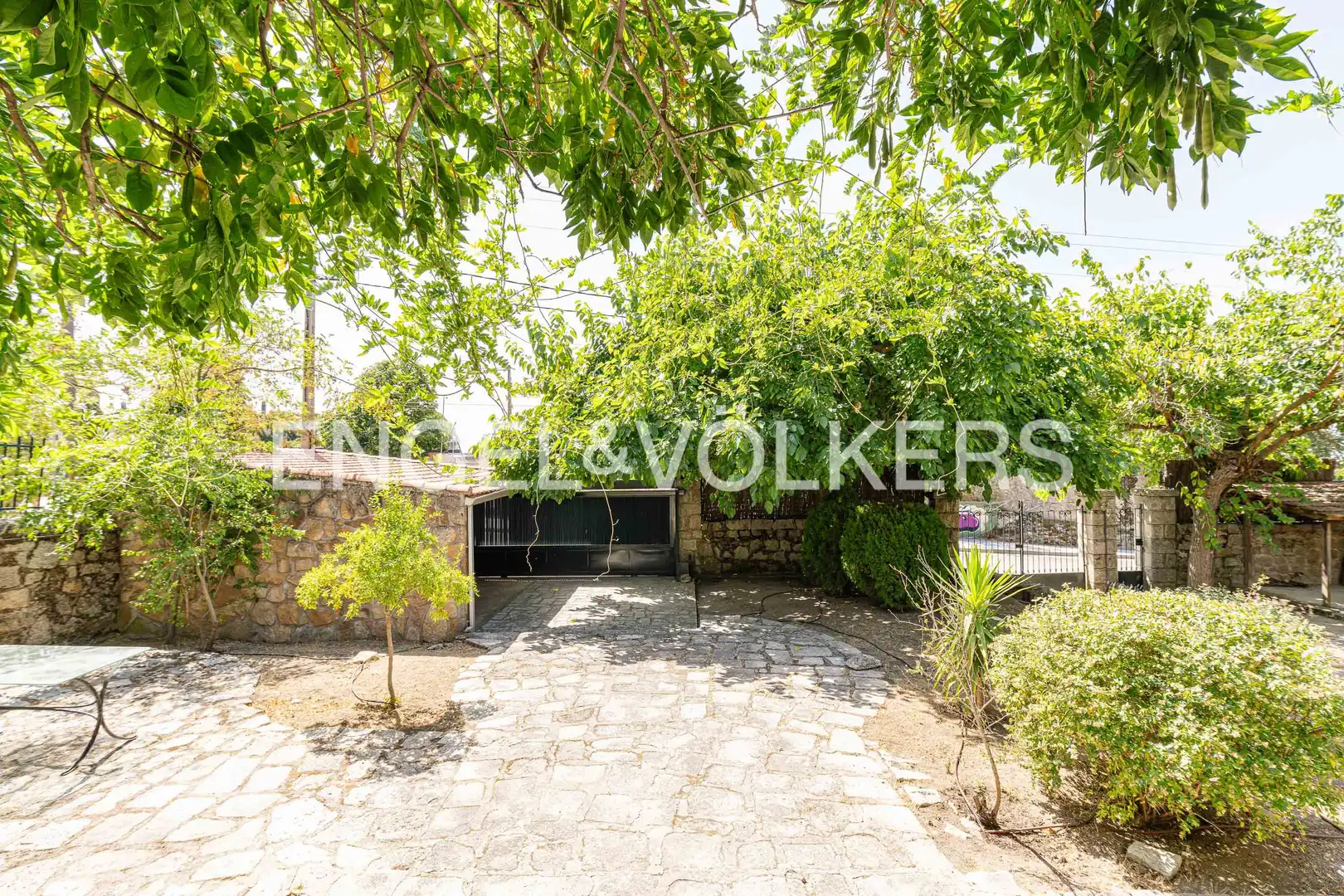 Vista exterior de Casa o xalet en venda en Hoyo de Manzanares amb Calefacció, Jardí privat i Terrassa
