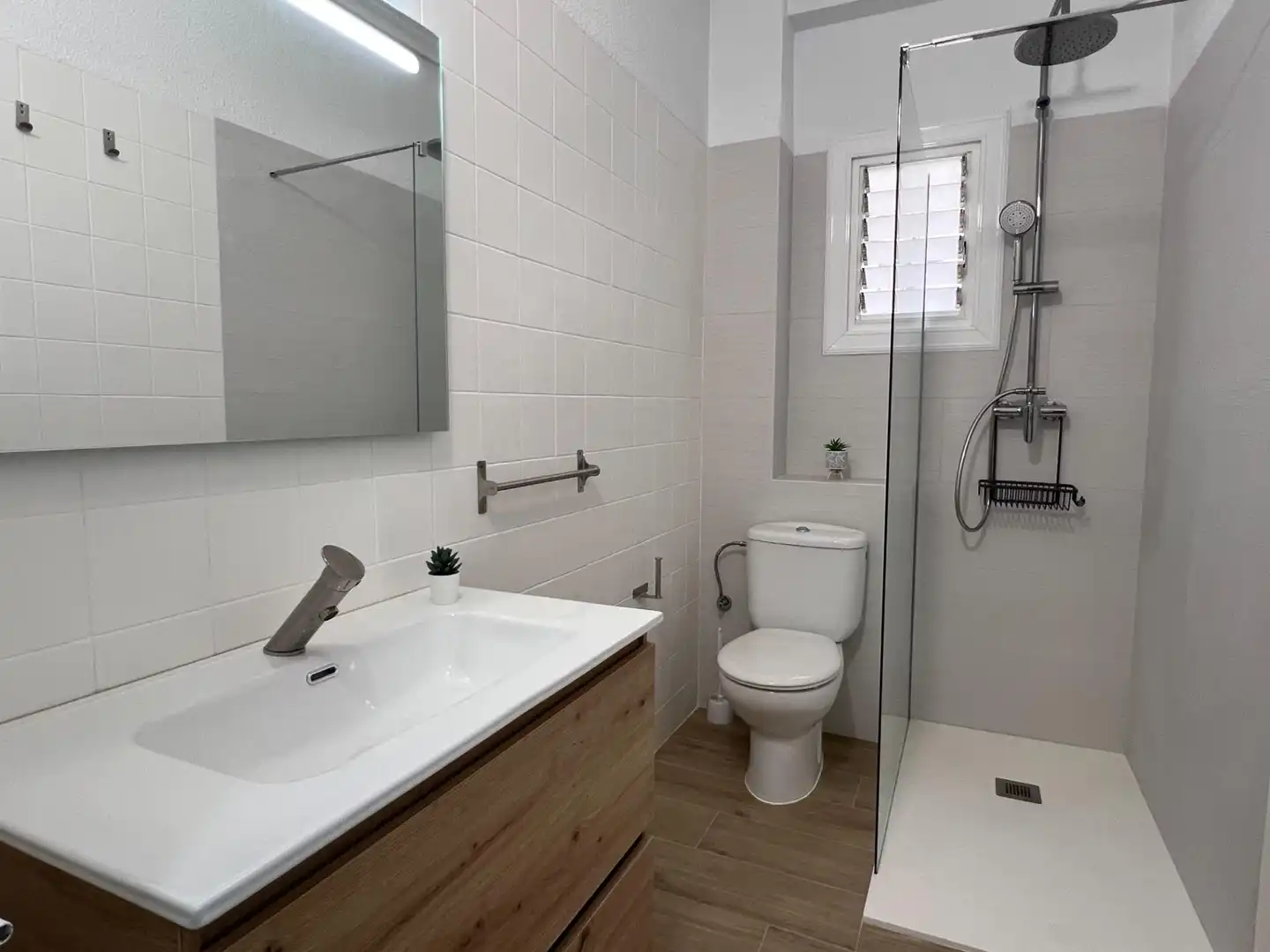 Baño de Piso de alquiler en Elche / Elx con Amueblado y Balcón