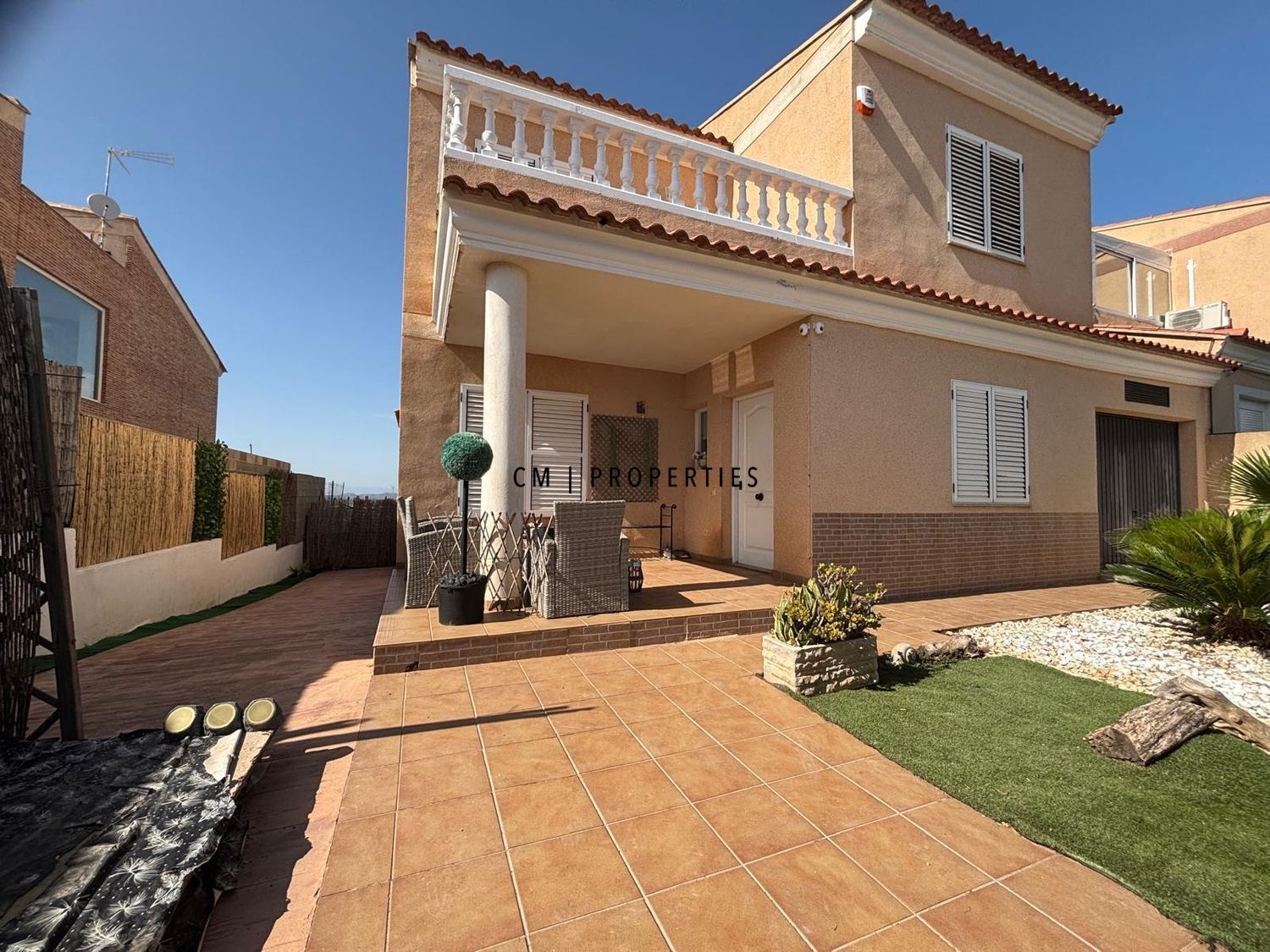Vista exterior de Casa o xalet en venda en Chiva amb Terrassa, Traster i Piscina