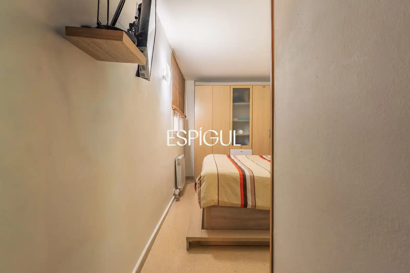 Schlafzimmer von Wohnung zum Verkauf in Salt mit Heizung, Möbliert und Ofen