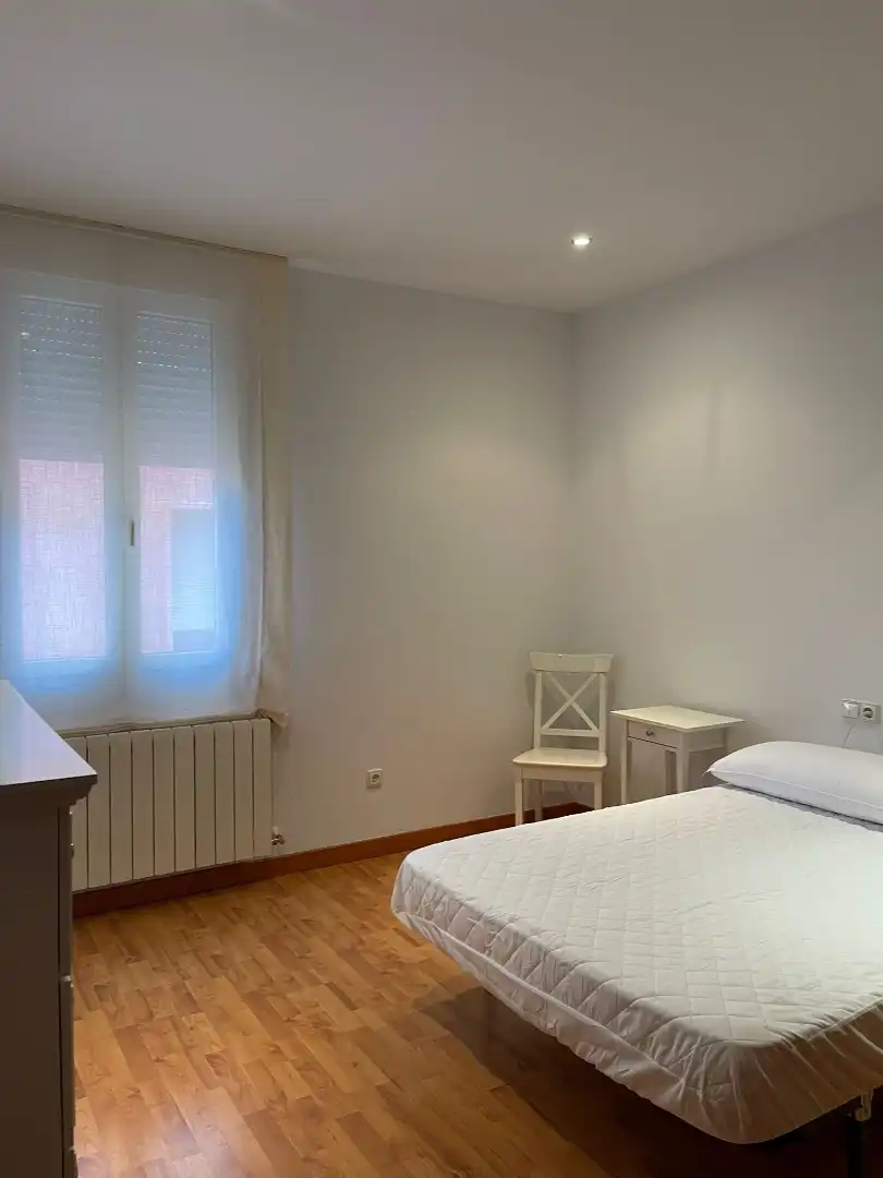 Schlafzimmer von Wohnung zur Miete in Plasencia mit Klimaanlage, Heizung und Möbliert