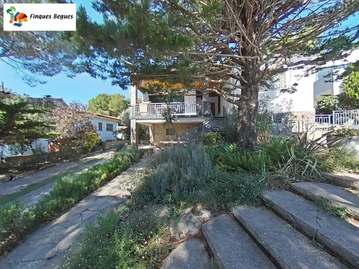 Detached house with pool for sale in Begues