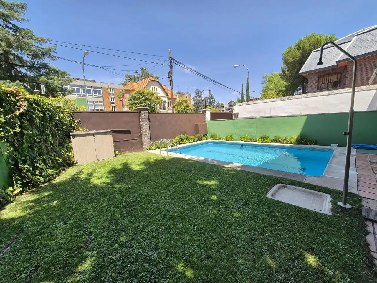 Piscina de Casa adosada de lloguer en Madrid amb Aire condicionat, Calefacció i Jardí privat