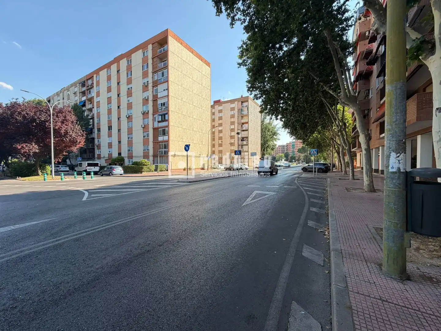 Vista exterior de Local en venda en Alcalá de Henares amb Aire condicionat