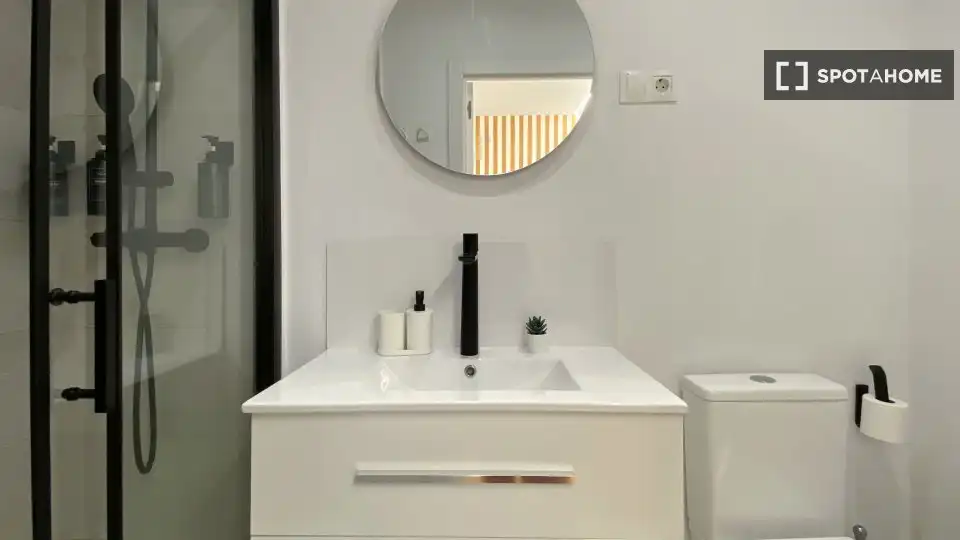 Badezimmer von Wohnung zur Miete in Madrid mit Klimaanlage, Heizung und Möbliert