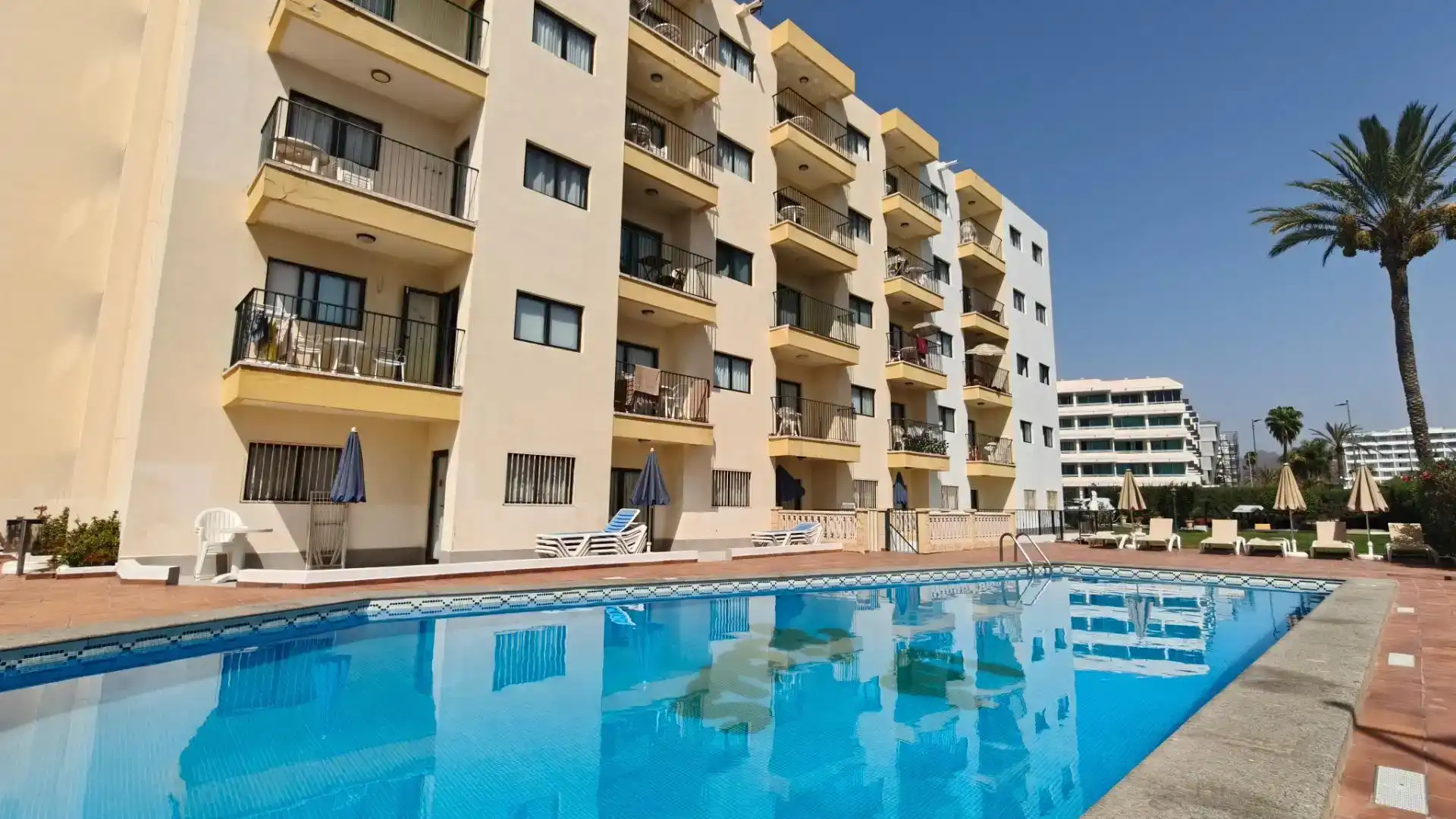 Piscina de Pis en venda en San Bartolomé de Tirajana amb Aire condicionat, Piscina i Balcó