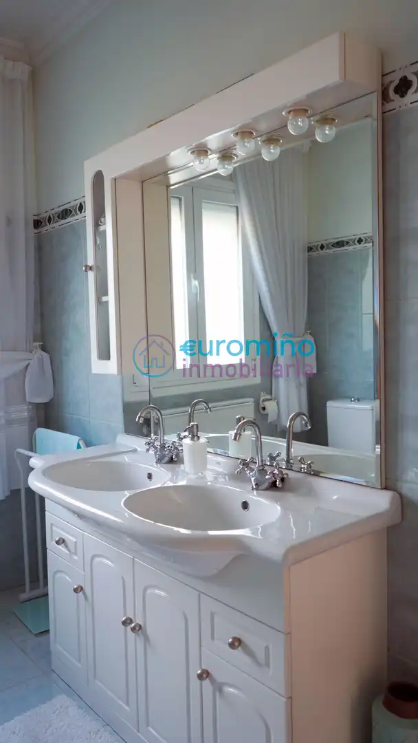 Badezimmer von Haus oder Chalet zum Verkauf in Salvaterra de Miño mit Parkett, Terrasse und Abstellraum