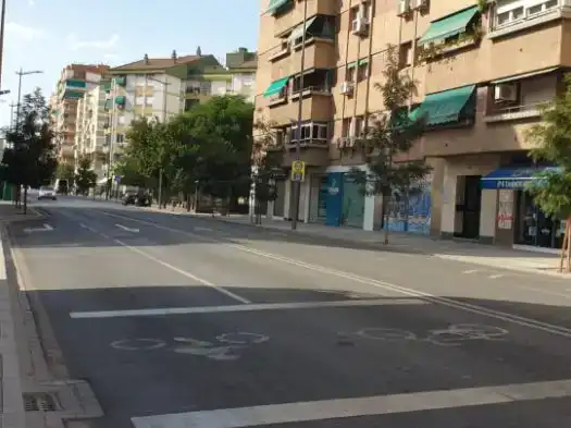 Vista exterior de Piso para compartir en Granada con Aire acondicionado, Jardín privado y Piscina