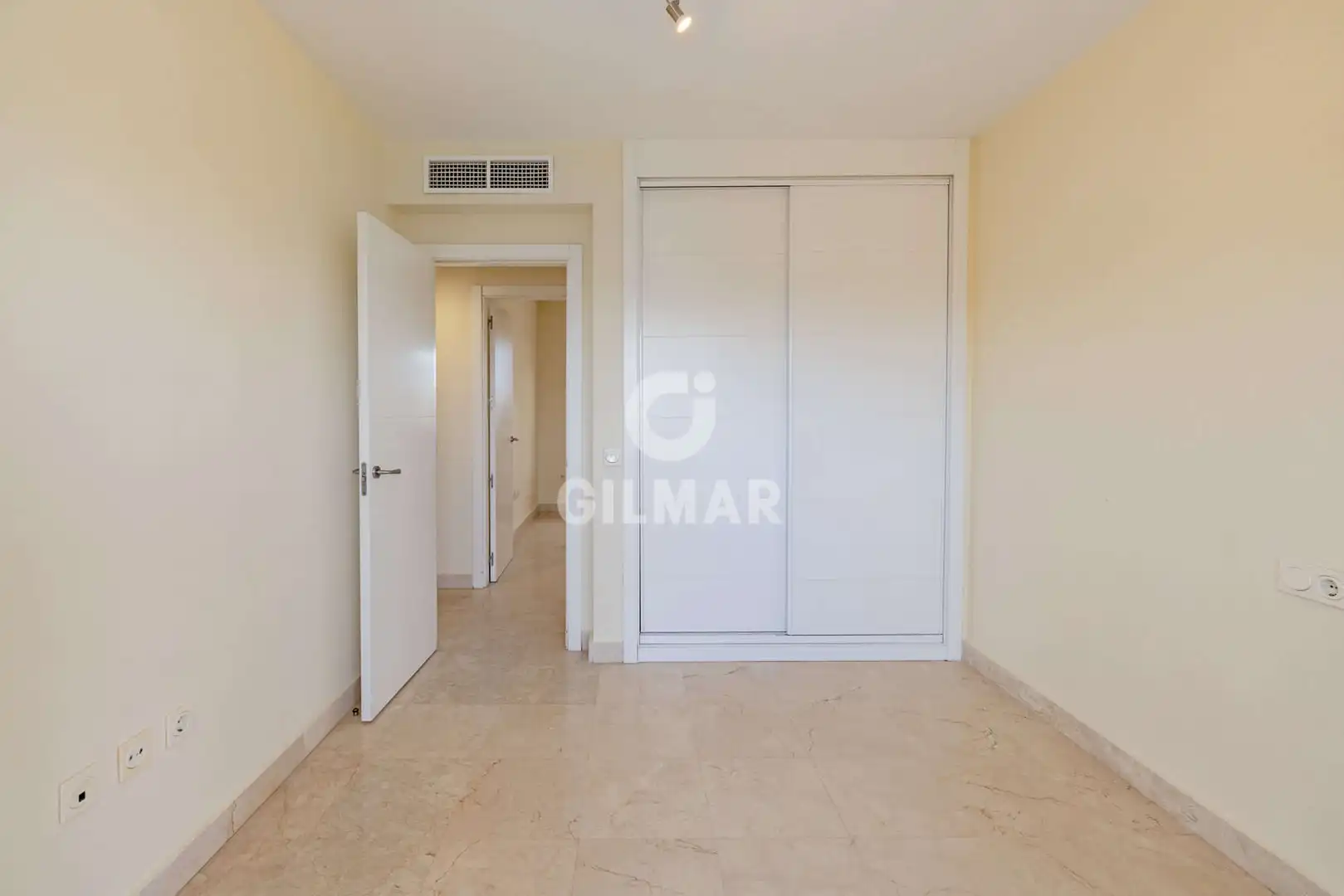 Habitación de Dúplex en venta en Estepona con Calefacción, Jardín privado y Piscina