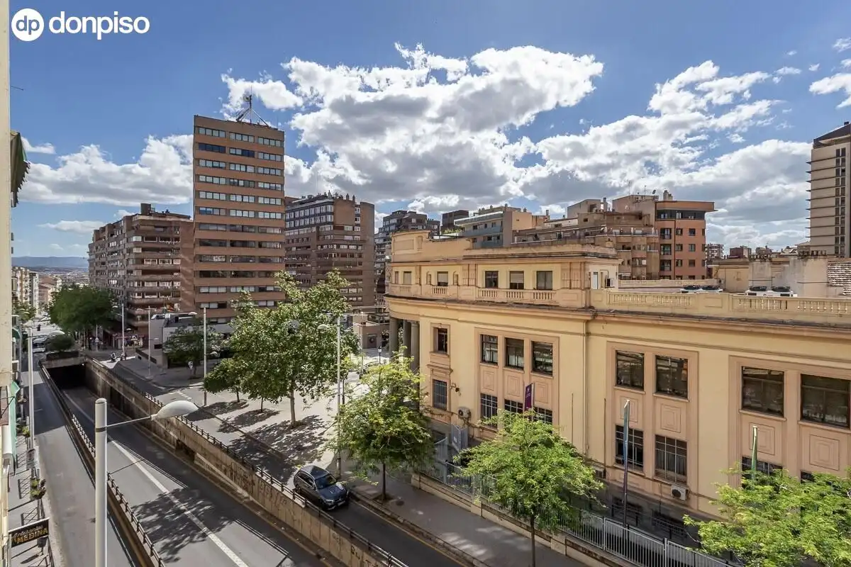 Außenansicht von Wohnung zum Verkauf in Granada mit Klimaanlage, Heizung und Terrasse