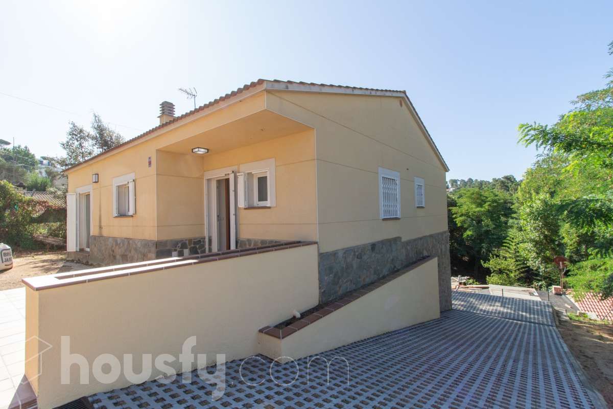 Vista exterior de Casa o xalet en venda en Lloret de Mar amb Aire condicionat, Jardí privat i Terrassa