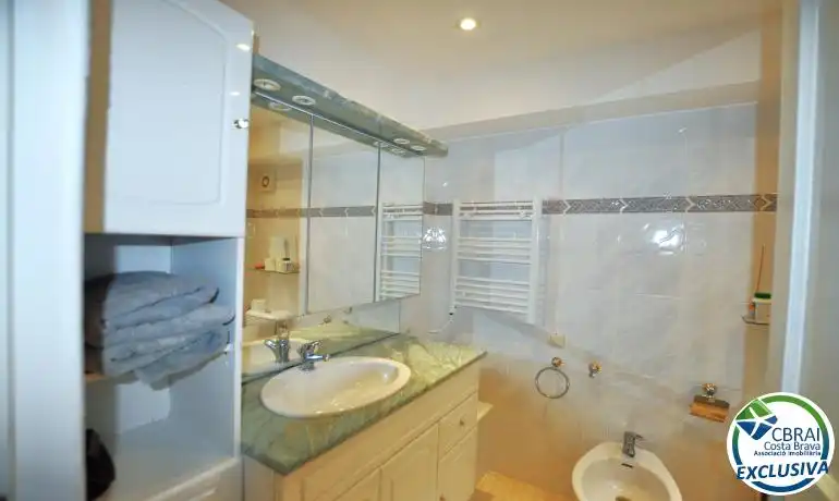 Badezimmer von Einfamilien-Reihenhaus zum Verkauf in Roses mit Heizung