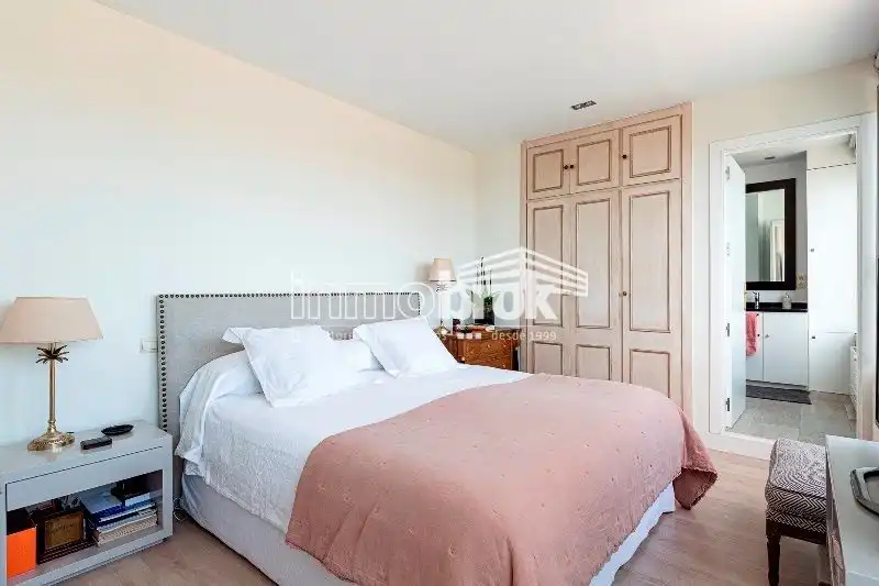 Schlafzimmer von Dachboden zur Miete in La Moraleja mit Klimaanlage, Heizung und Abstellraum
