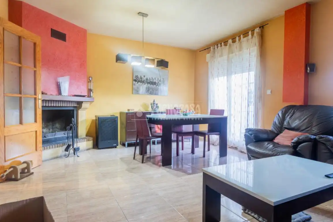 Sala d'estar de Casa adosada en venda en Cenes de la Vega amb Terrassa