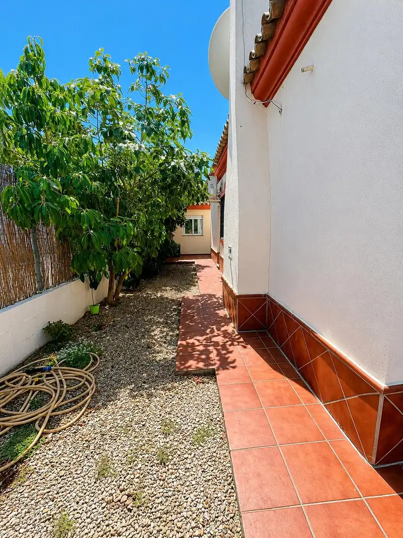 Vista exterior de Casa o xalet en venda en Chiclana de la Frontera amb Aire condicionat, Calefacció i Jardí privat