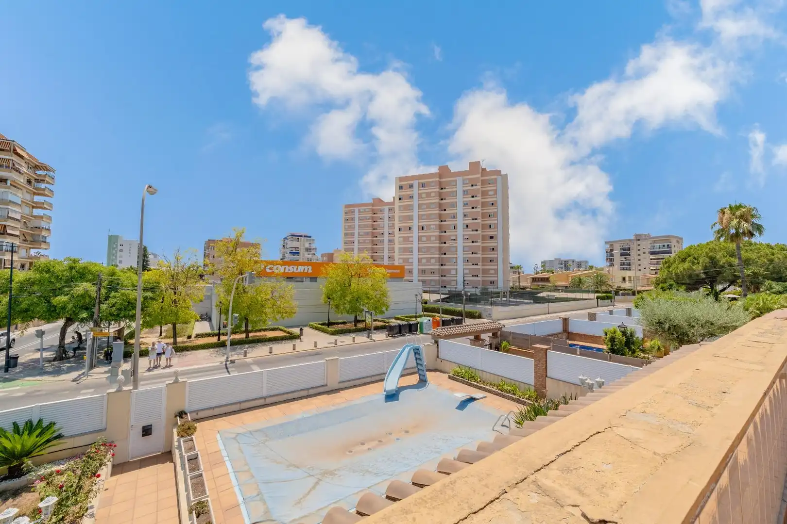 Vista exterior de Casa o xalet en venda en Benicasim / Benicàssim amb Balcó i Piscina comunitària