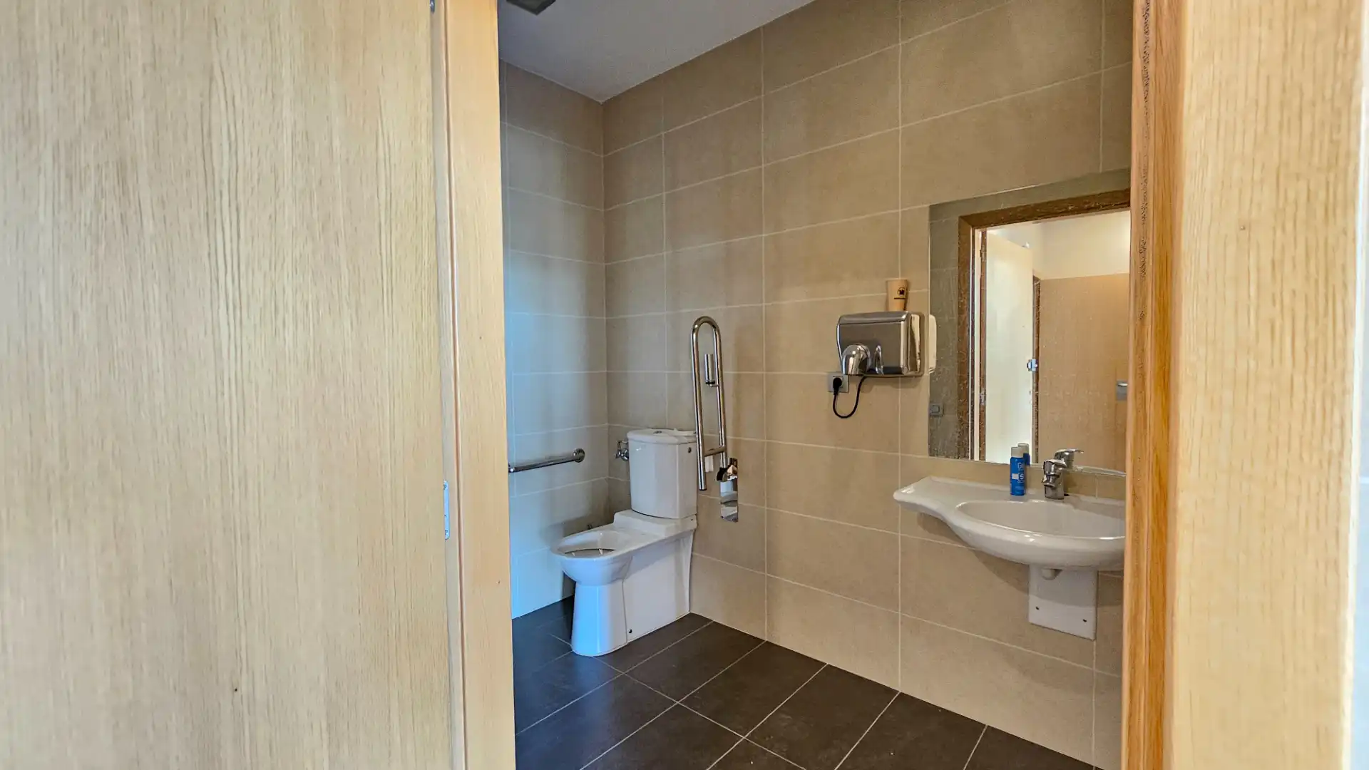 Badezimmer von Büro zur Miete in Sant Joan Despí mit Klimaanlage und Alarm