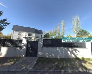 Vista exterior de Casa o xalet en venda en Pozuelo de Alarcón amb Jardí privat i Piscina