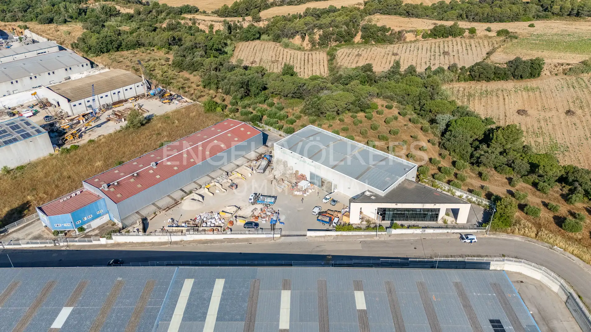 Außenansicht von Fabrikhallen zum Verkauf in Piera