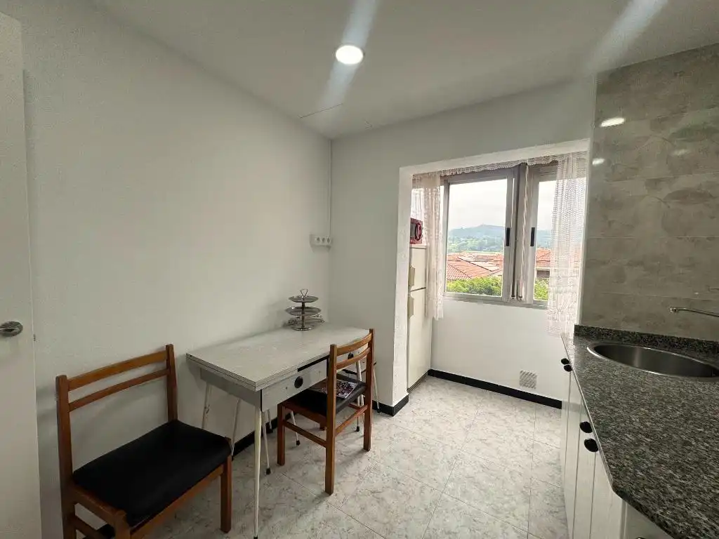 Habitación de Piso de alquiler en Los Corrales de Buelna  con Amueblado