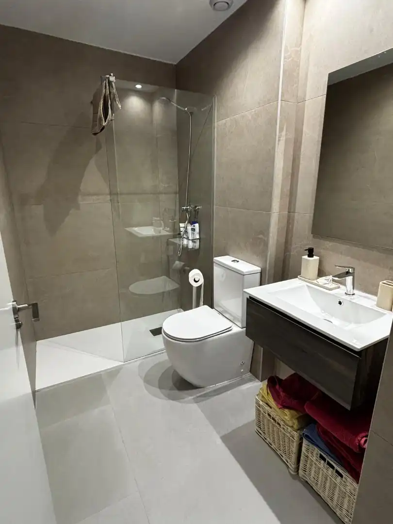 Baño de Piso de alquiler en El Campello con Aire acondicionado, Calefacción y Terraza