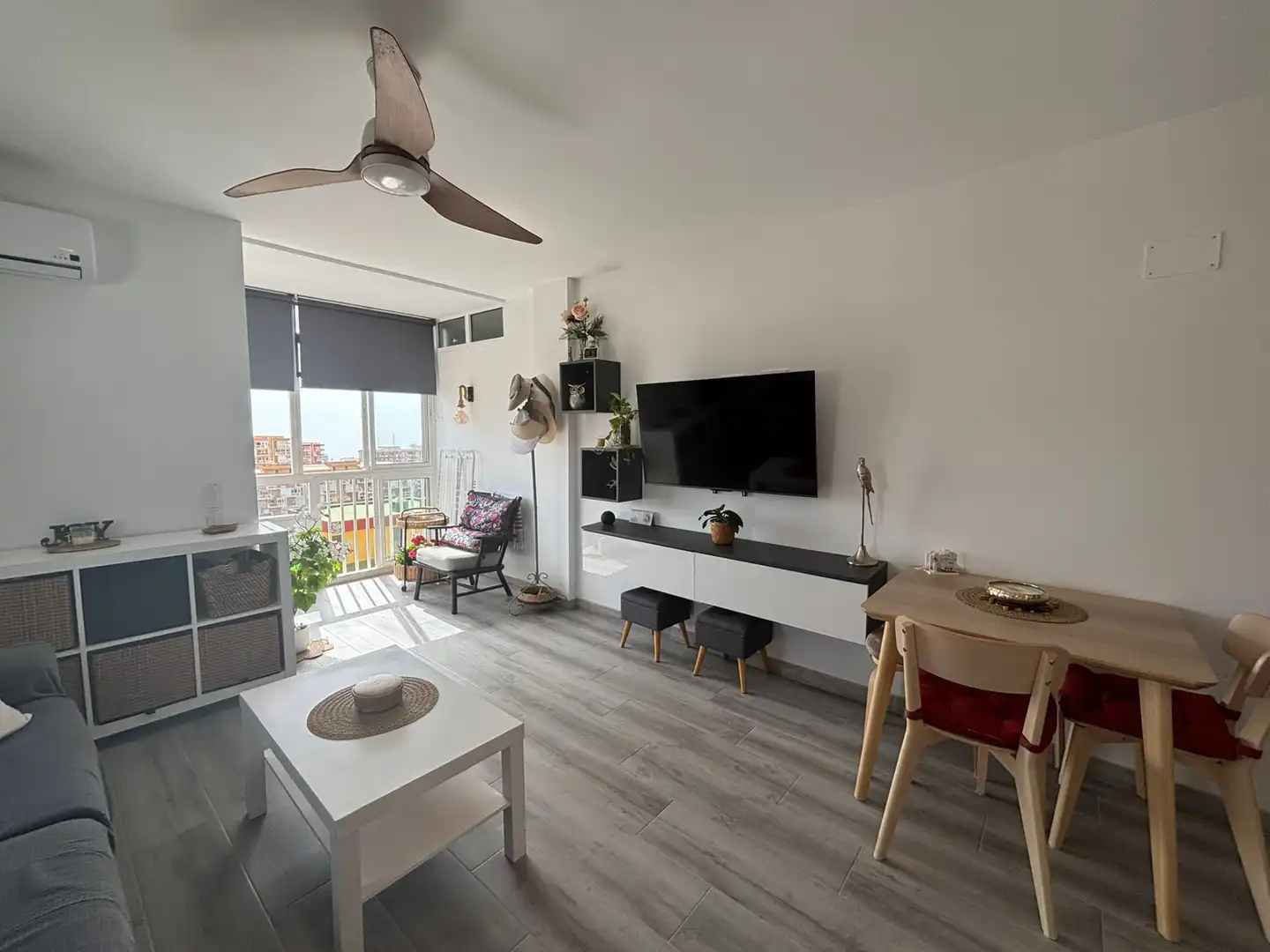 Sala d'estar de Apartament en venda en Benalmádena amb Aire condicionat, Terrassa i Moblat