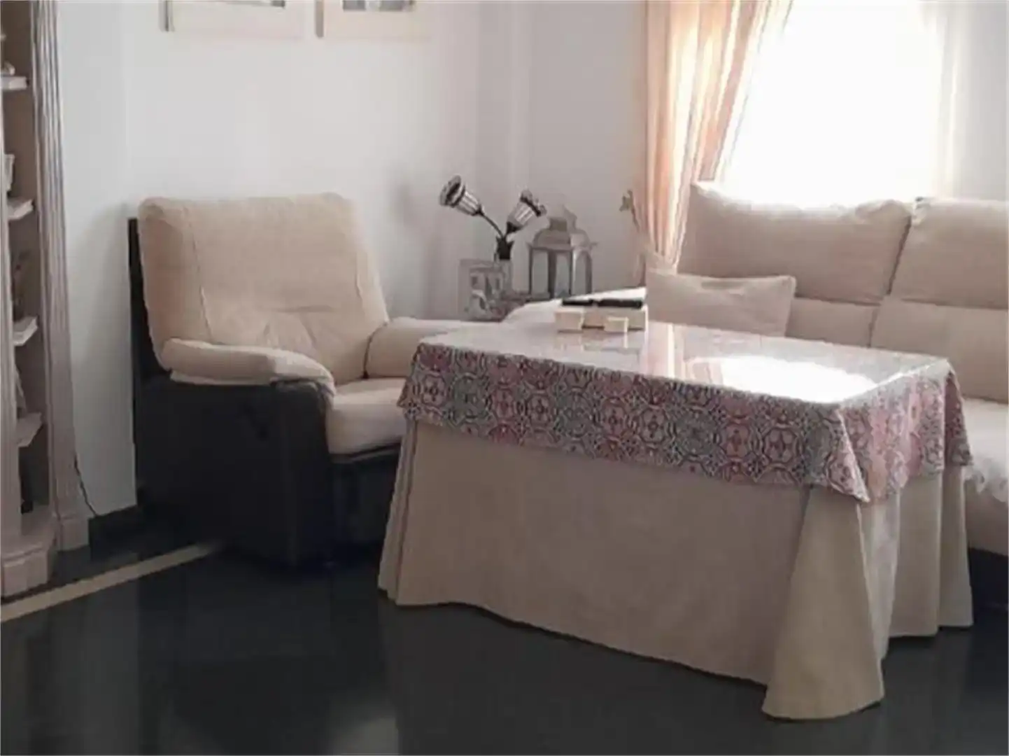 Sala d'estar de Casa adosada en venda en Dos Hermanas amb Aire condicionat i Balcó