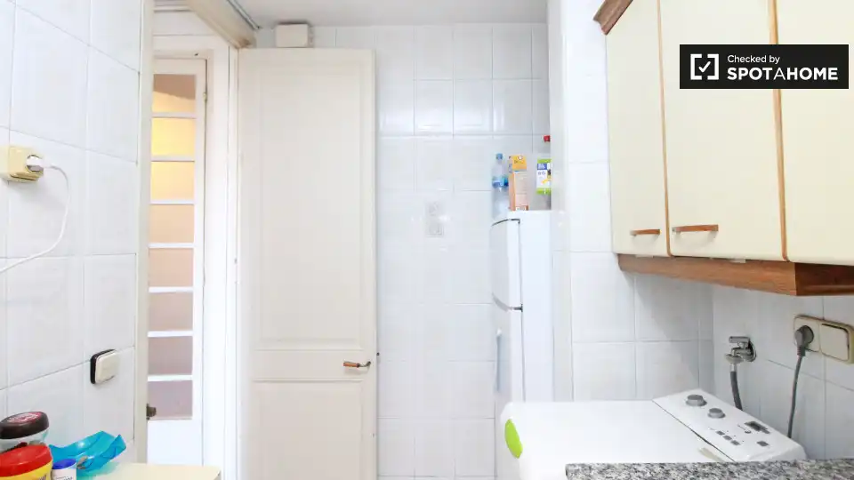 Kitchen of Flat for share in Barcelona  with Air Conditioner, Heating and Furnished