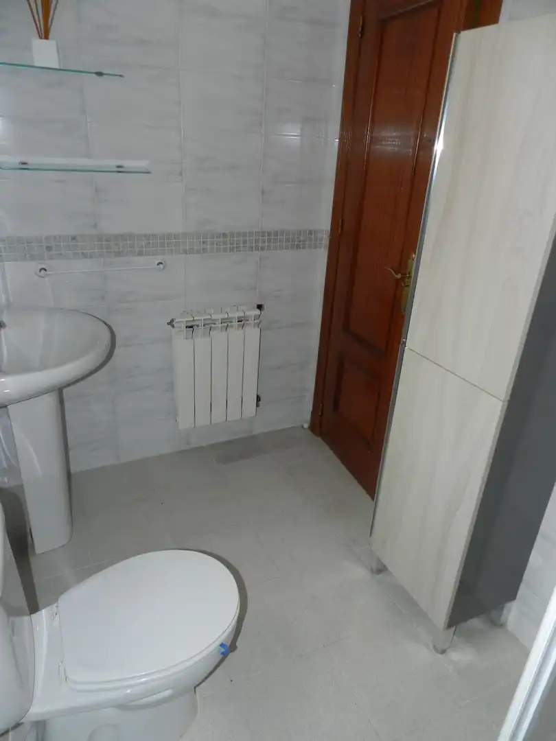 Bathroom of Flat for rent in Linares  with Air Conditioner, Heating and Furnished