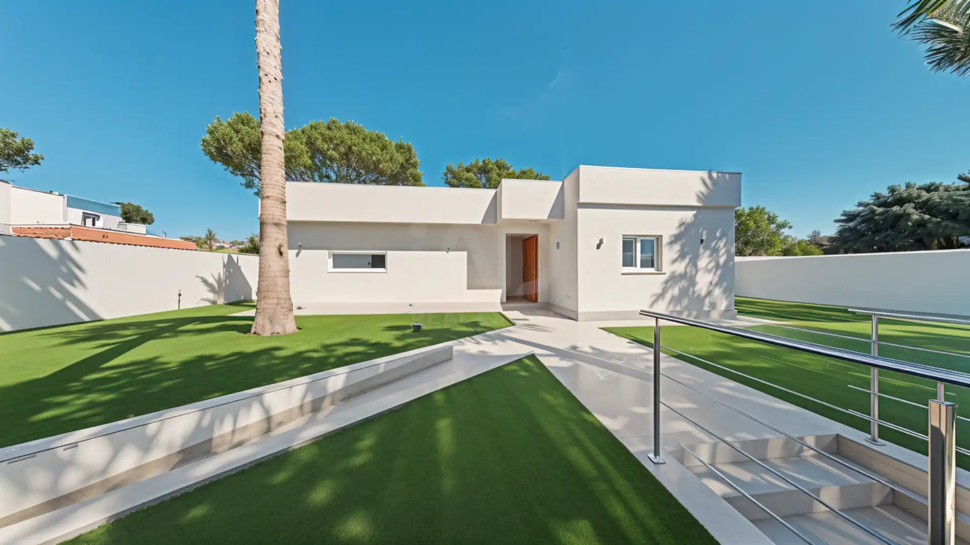 Vista exterior de Casa o xalet en venda en Chiclana de la Frontera amb Aire condicionat, Terrassa i Piscina