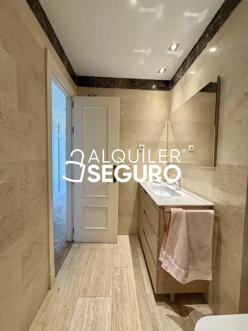 Baño de Piso de alquiler en Las Rozas de Madrid con Calefacción y Piscina