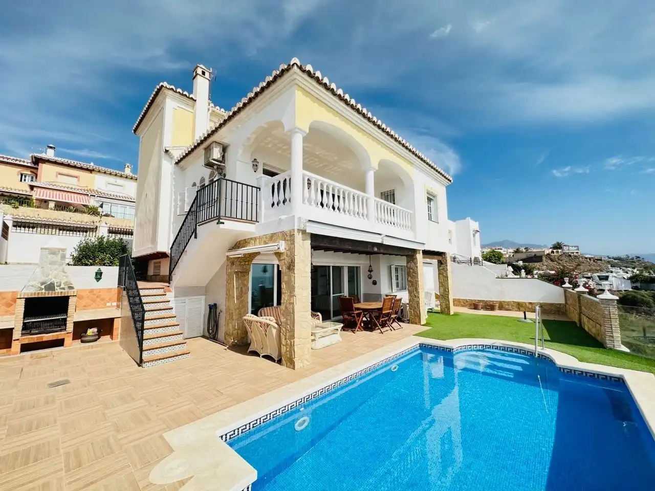 Vista exterior de Casa o xalet en venda en Torrox amb Aire condicionat, Jardí privat i Traster