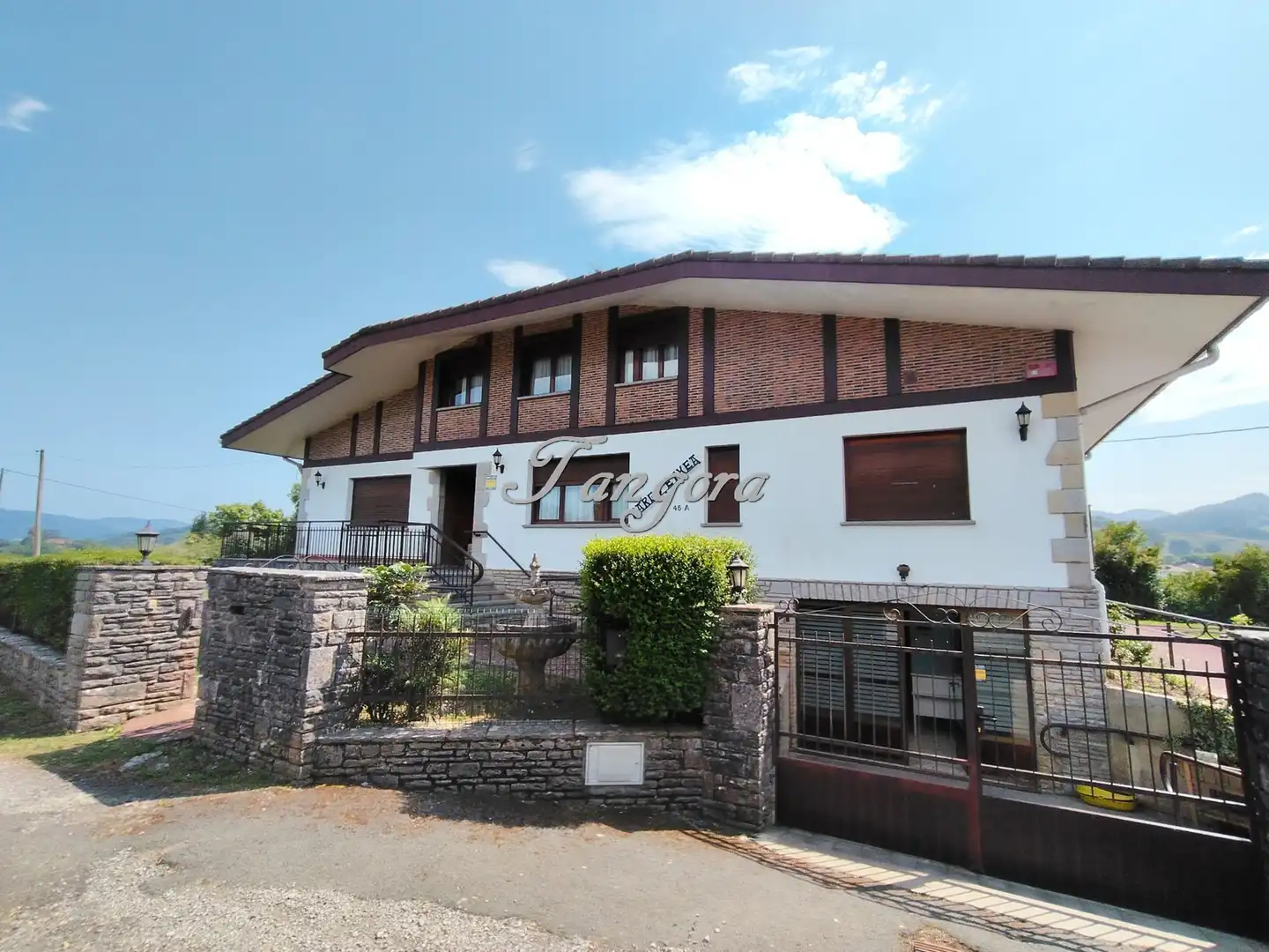 Vista exterior de Casa o xalet en venda en Busturia amb Calefacció, Jardí privat i Parquet