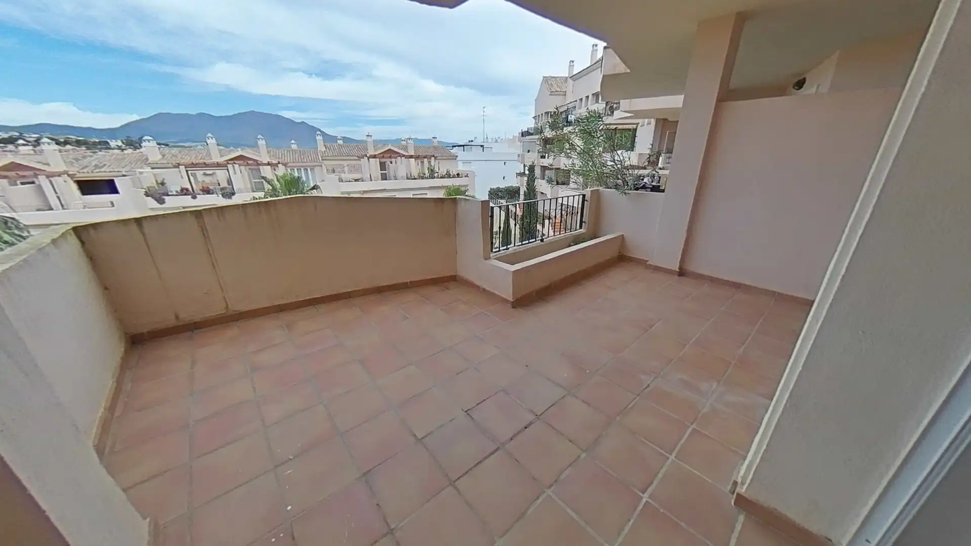 Terrasse von Wohnungen zum Verkauf in Manilva mit Klimaanlage, Abstellraum und Schwimmbad