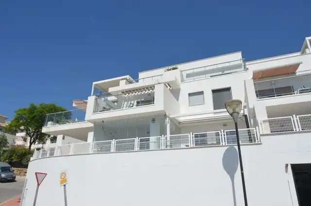 Vista exterior de Pis en venda en Benalmádena amb Aire condicionat, Calefacció i Jardí privat