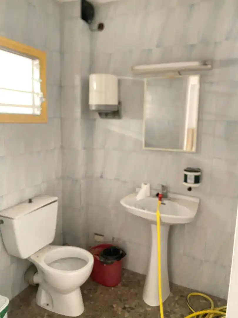 Badezimmer von Geschaftsraum zum Verkauf in Gavà