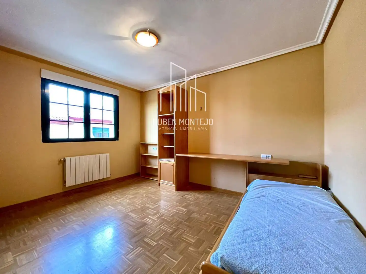 Habitación de Casa adosada en venta en Doñinos de Salamanca con Calefacción, Jardín privado y Trastero