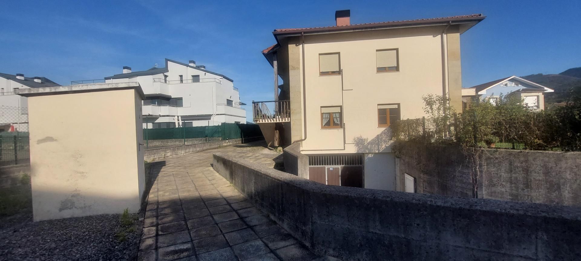 Planta baixa en venda a Calle POMALUENGO, 68