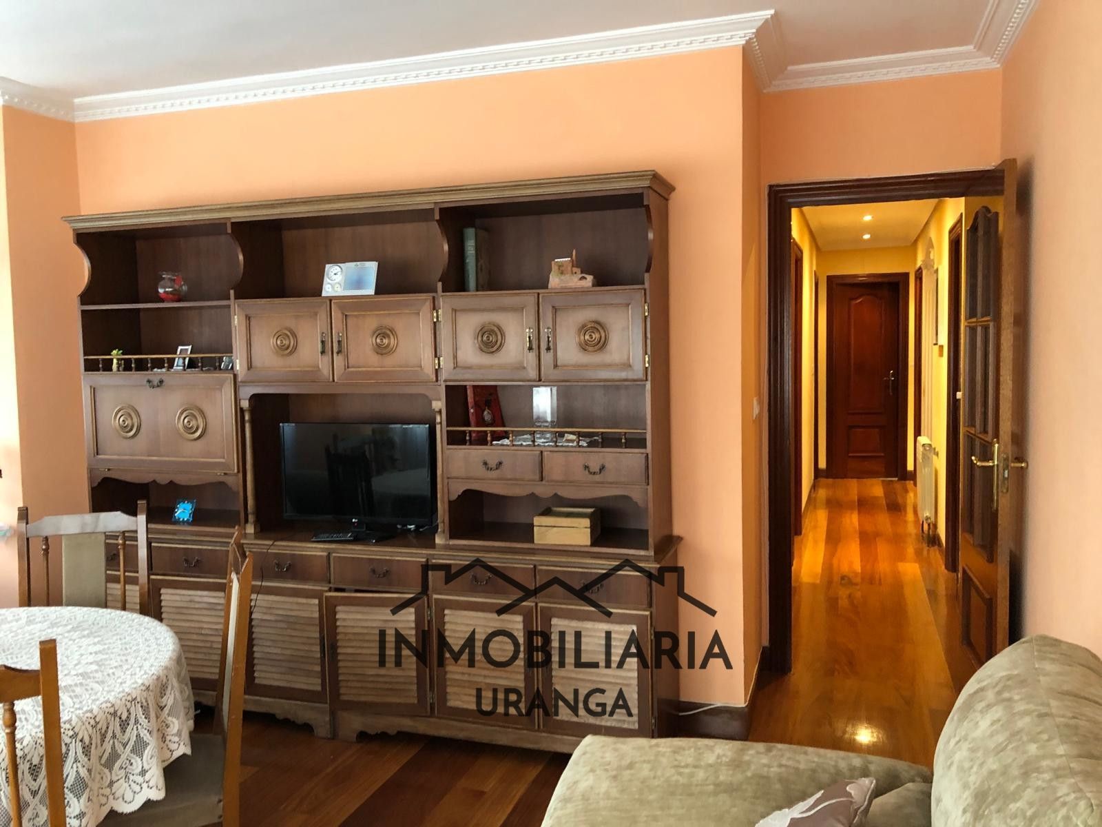 Sala d'estar de Pis en venda en Castro-Urdiales amb Calefacció