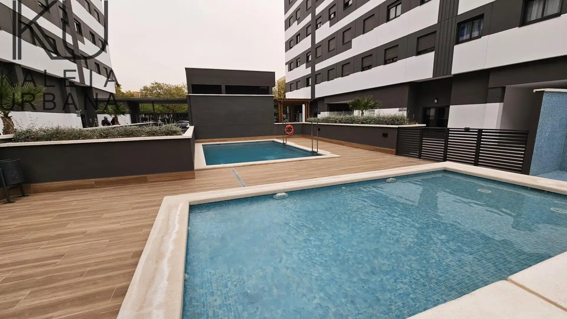 Piscina de Pis en venda en Alicante / Alacant amb Aire condicionat, Traster i Moblat