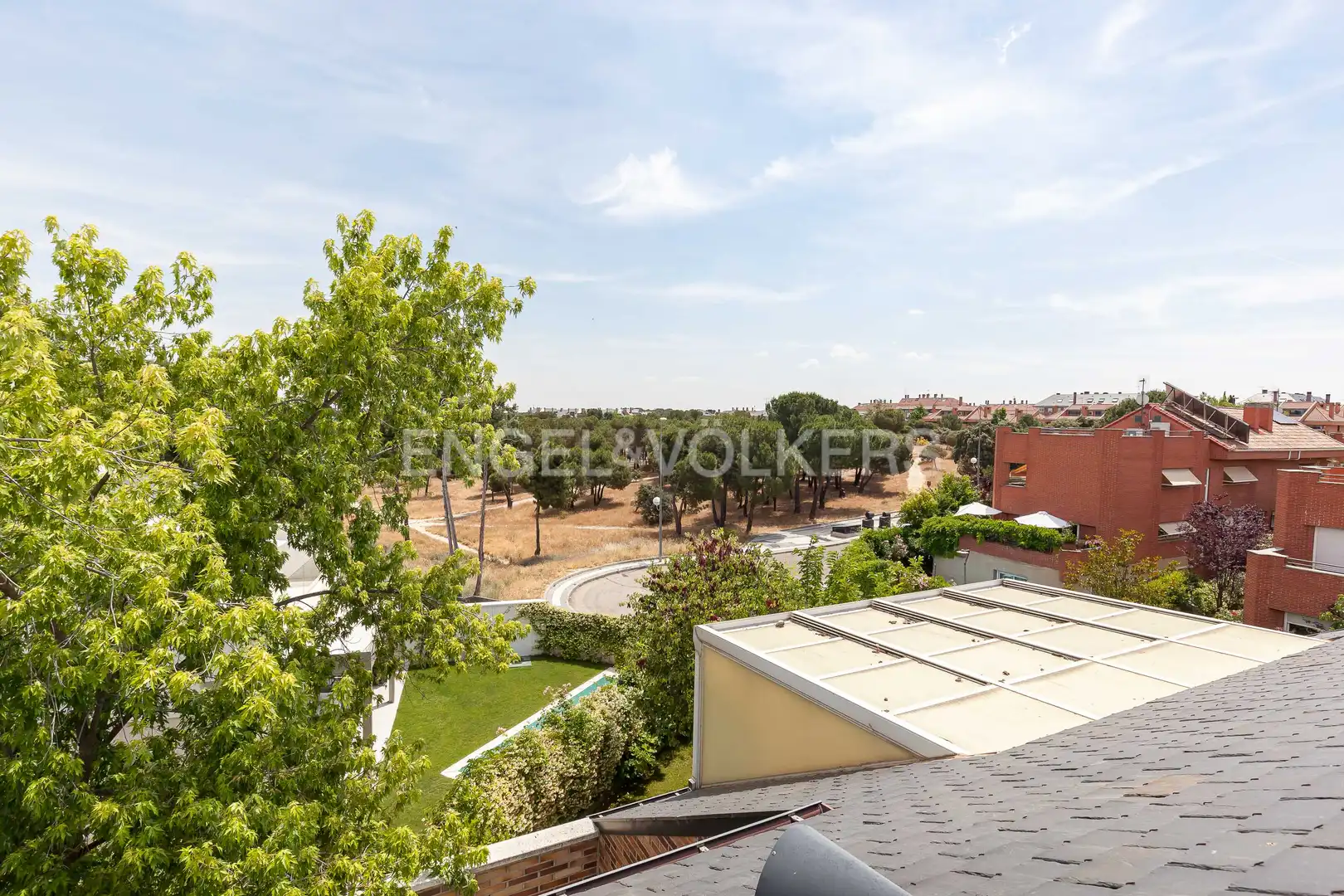 Vista exterior de Casa adosada de lloguer en Majadahonda amb Aire condicionat, Calefacció i Jardí privat