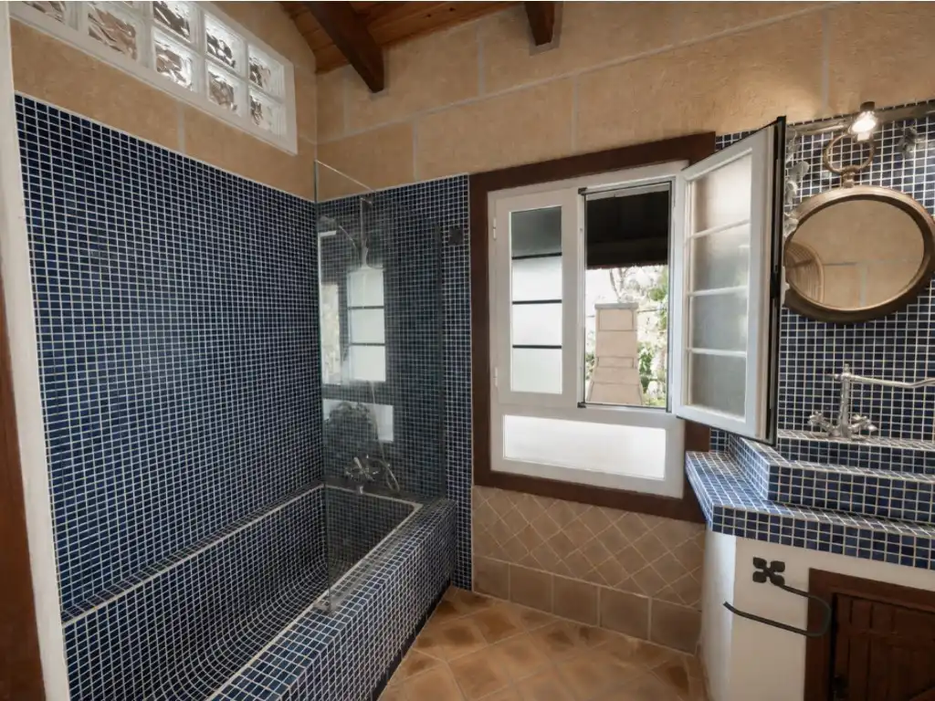Badezimmer von Haus oder Chalet zum Verkauf in Calvià mit Klimaanlage, Privatgarten und Terrasse