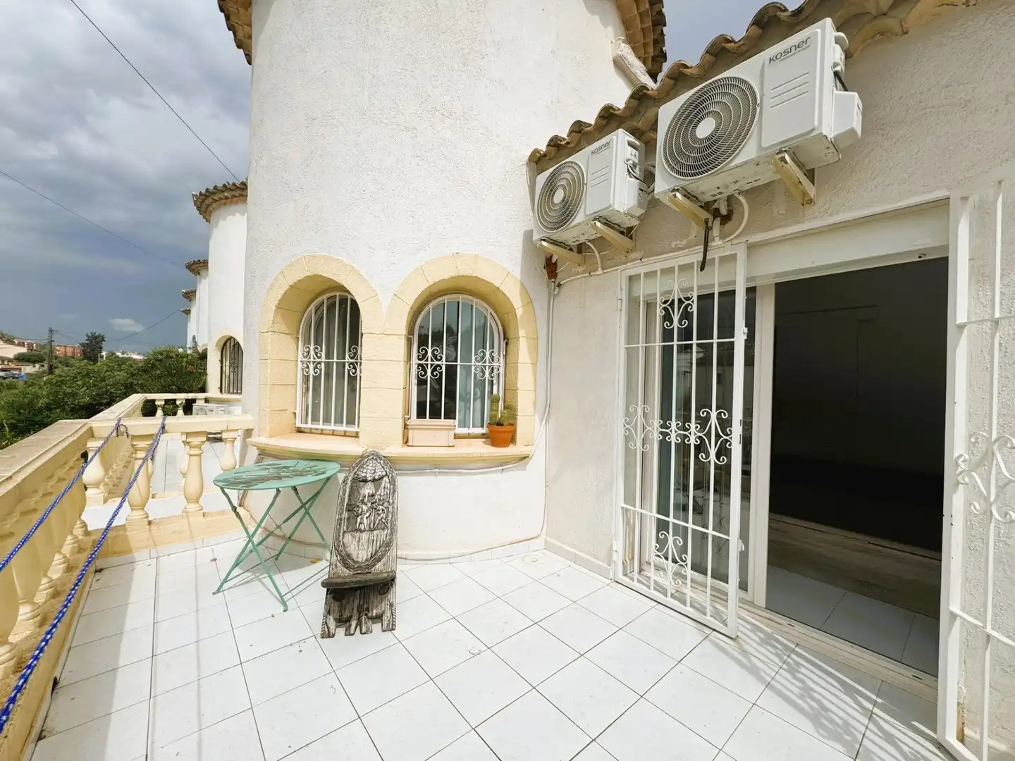 Terrasse von Einfamilien-Reihenhaus zum Verkauf in Dénia mit Klimaanlage, Privatgarten und Terrasse