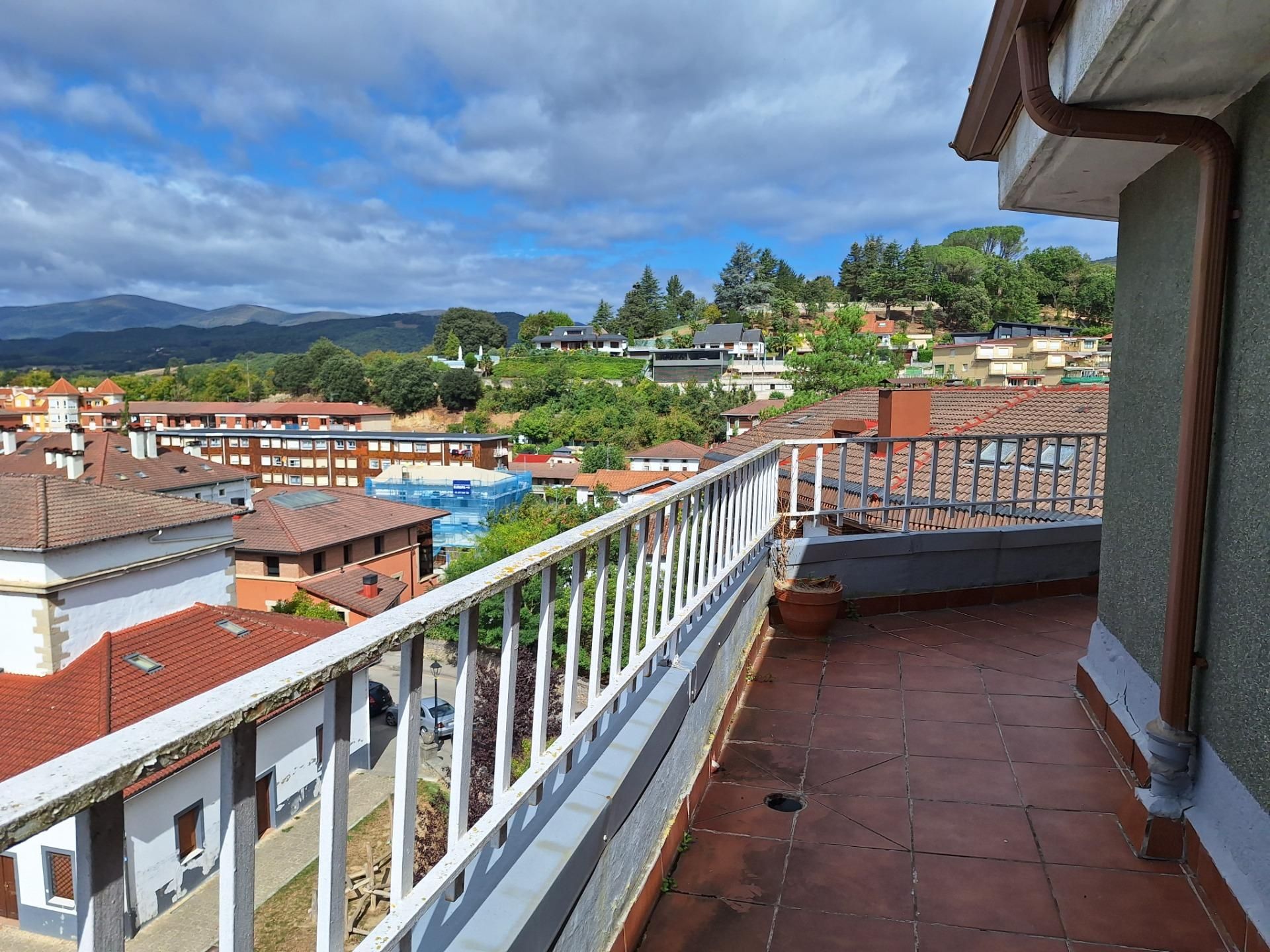 Vista exterior de Àtic en venda en Valle de Mena amb Terrassa i Balcó
