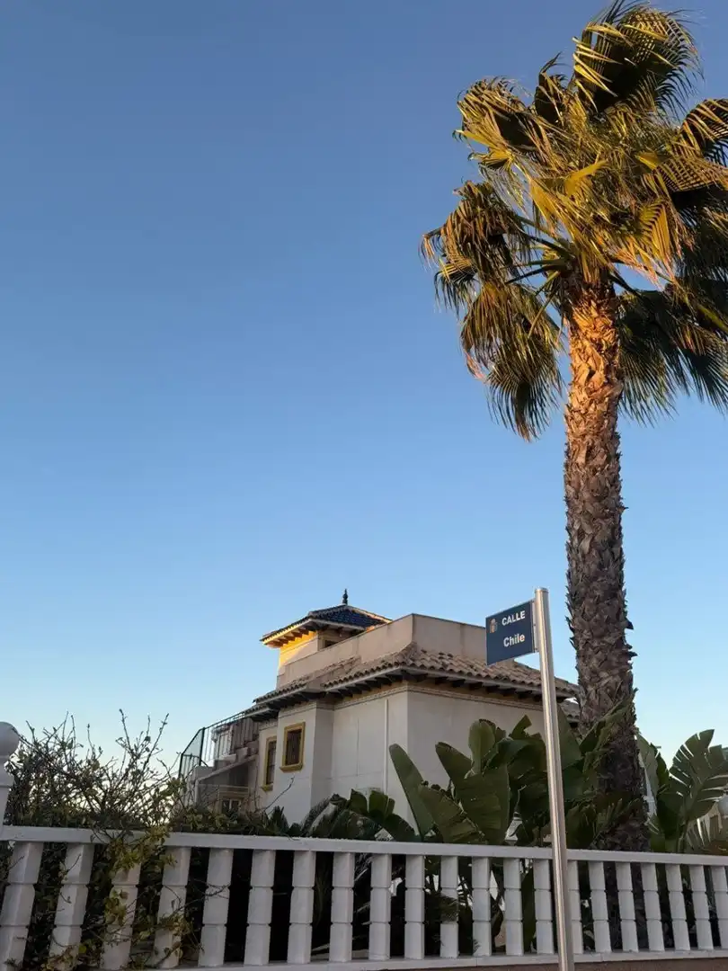 Vista exterior de Casa o xalet en venda en Orihuela amb Calefacció, Terrassa i Piscina