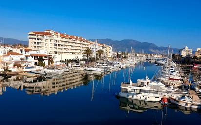 Vista exterior de Pis en venda en Empuriabrava amb Aire condicionat, Terrassa i Moblat