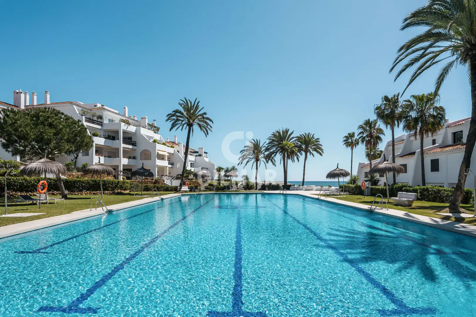 Vista exterior de Planta baixa en venda en Marbella amb Calefacció, Jardí privat i Piscina
