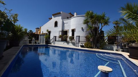 Villa independiente en esquina con auteacutentico estilo mediterraacuteneo en La Finca Golfampnbsp  Esta preciosa villa independie